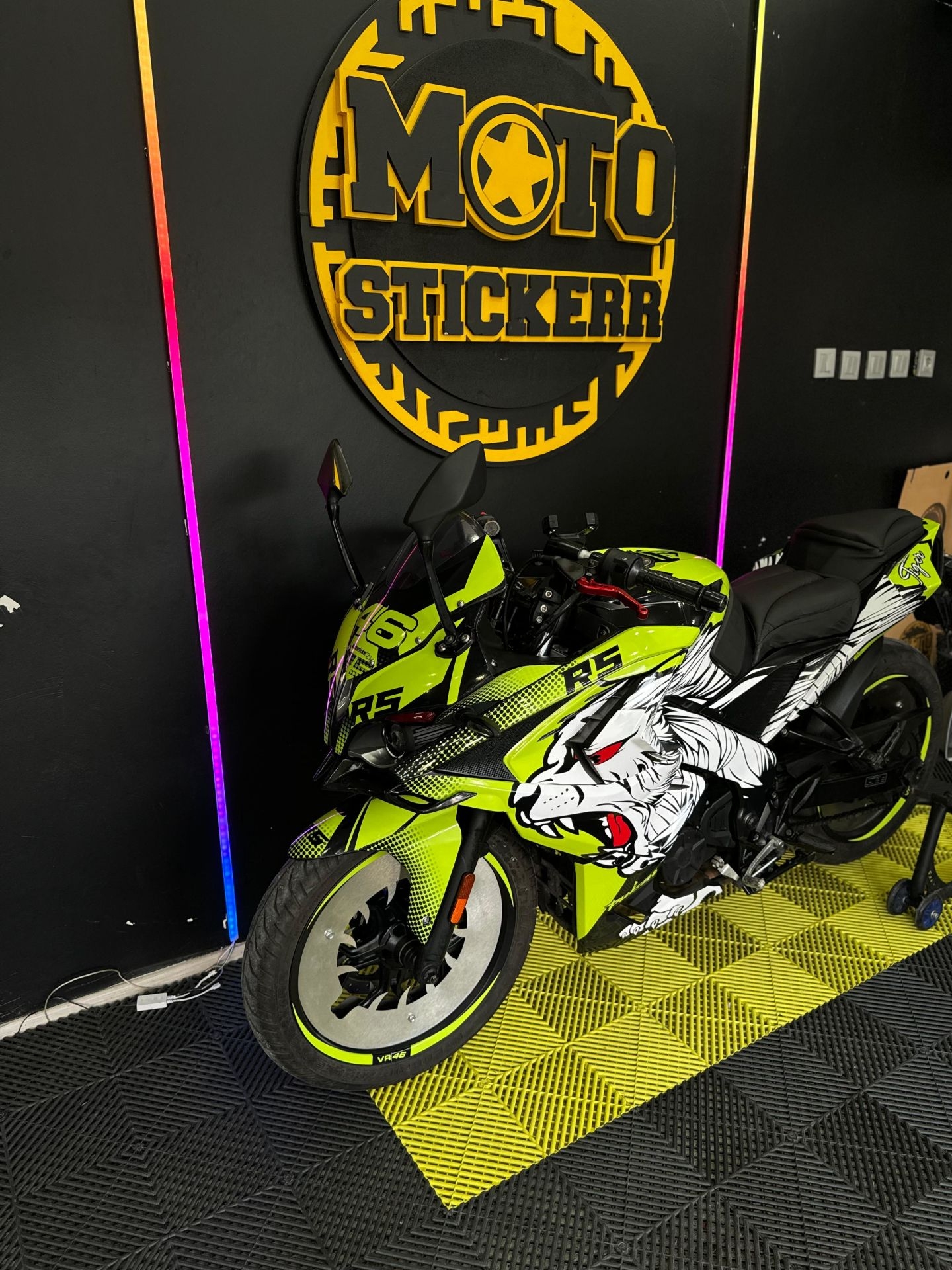 RS 200 STİCKER SET resmi